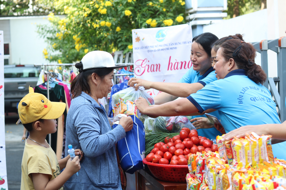 Hội LHPN phường Tân Hưng Thuận thường xuyên tổ chức các gian hàng “0 đồng” để tiếp sức bà con có hoàn cảnh khó khăn ở địa phương.