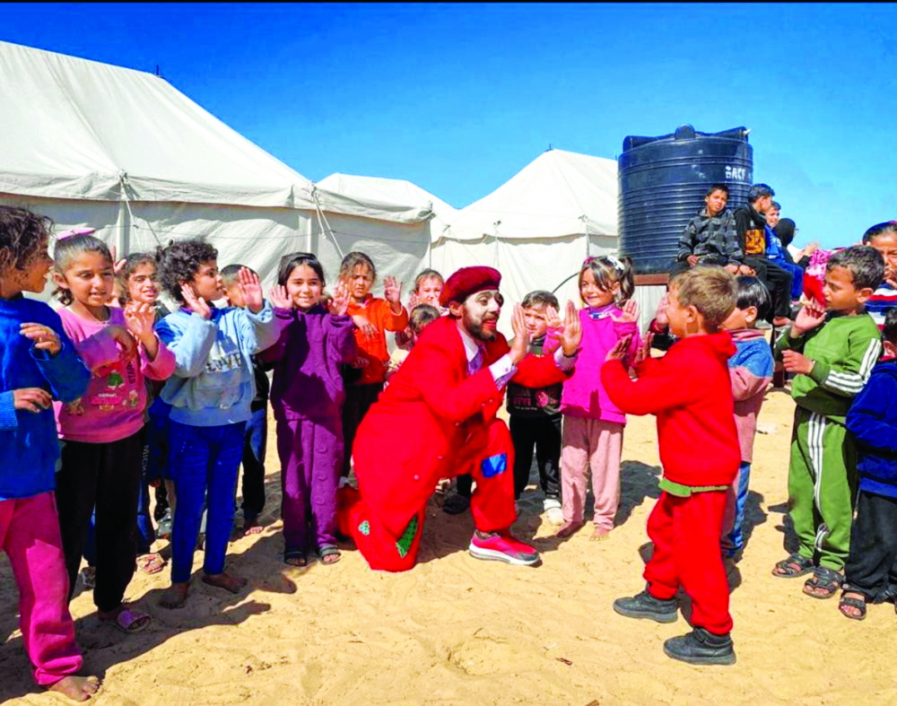 Rạp xiếc tự do Gaza thực hiện một số hoạt động hỗ trợ tâm lý cho trẻ em tại các trại lều trên sa mạc và ngoại ô Gaza - ẢNH: SHOROUQ AL AZBAKI