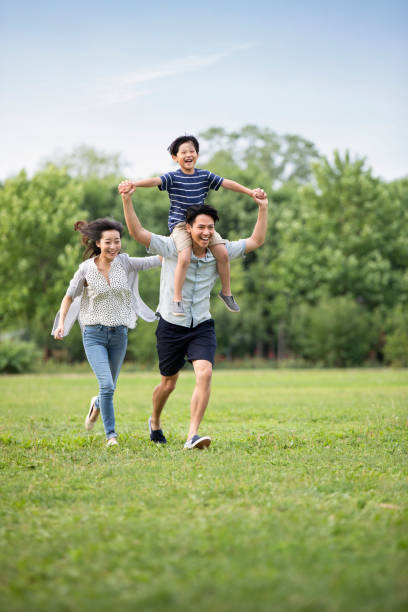 Trẻ cũng cần được sống trong tình thương yêu và môi trường sống an toàn (ảnh minh hoạ)