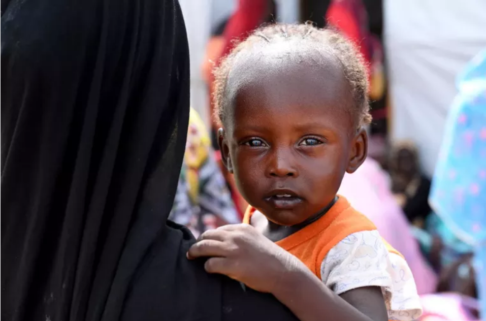 Trẻ em Sudan mệt mỏi khi phải trải qua nạn đói trầm trọng - Ảnh: UNICEF