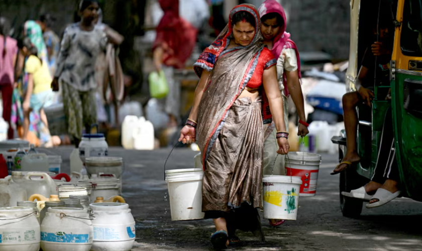 Nắng nóng khiến tình trạng thiếu nước trở nên trầm trọng ở Delhi, Ấn Độ - Ảnh: Guardian