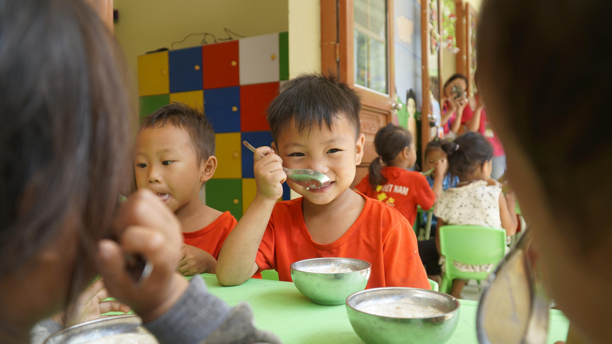 Học sinh điểm trường Bản Là ăn bữa phụ buổi chiều - Ảnh: TH