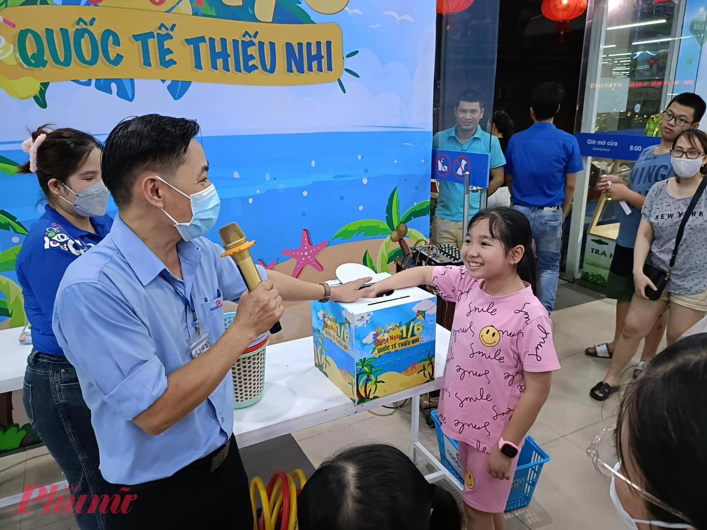 Đặc biệt, các chuỗi cửa hàng Co.opmart, Co.opXtra, Co.op Food, Co.op Smile, Cheers, Finelife, Sense City, Sense Market Co.op còn triển khai các hoạt động vui chơi, vẽ tranh, tô tượng… Trẻ đi mua sắm cùng bố mẹ trong ngày Quốc tế thiếu nhi 1/6 sẽ được tặng quà, bánh, kẹo.