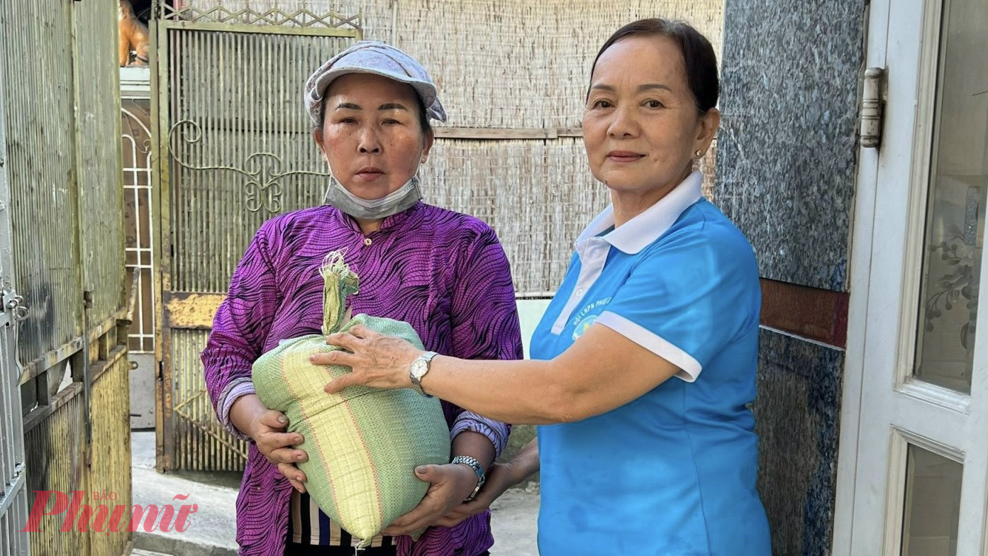 Bà Đinh Thị Năm thường xuyên chăm lo nhu yếu phẩm cho khách thuê trọ.