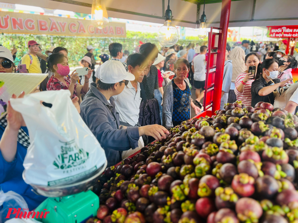 Măng cụt Lái Thiêu giá 66.000 đồng/kg cũng thu hút đông đảo du khách lựa mua.