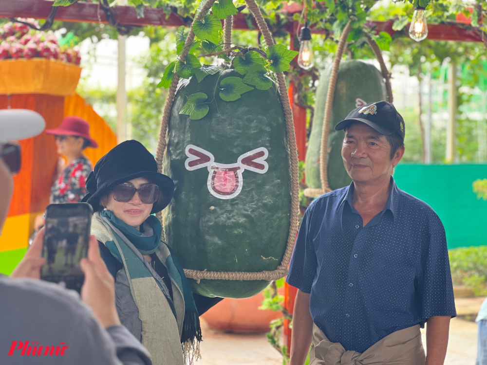 Trong không gian lễ hội, còn có các không gian trưng bày các loại trái cây khổng lồ như vườn bí đao khổng lồ của Suối Tiên được thiết kế thành tiểu cảnh để khách chụp ảnh.