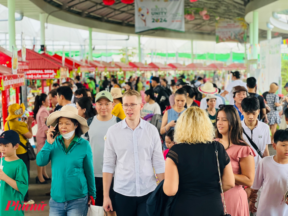 Lễ hội cũng thu hút đông đảo người nước ngoài tham quan, dùng thử trái cây Việt Nam.