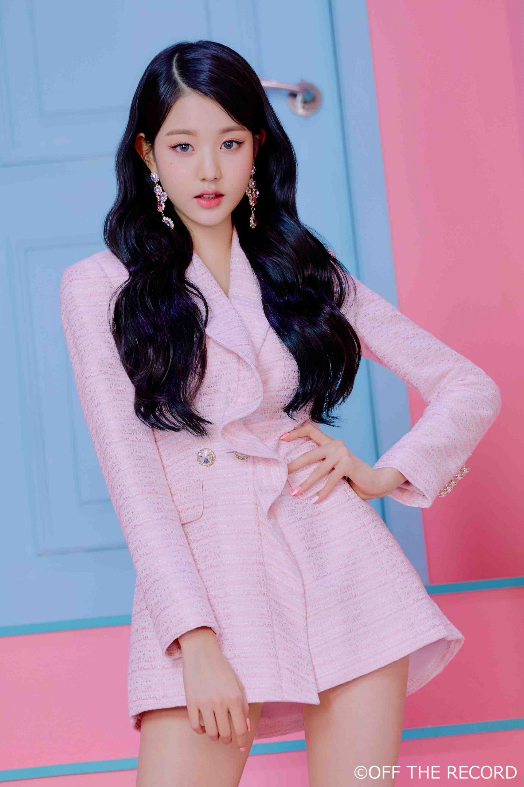 Wonyoung thích trang phục mang màu sắc pastel mơ mộng, họa tiết độc đáo cùng các phụ kiện huyền ảo. Những món đồ trên là chìa khóa để tạo nên hình ảnh ngọt ngào, nữ tính cho cô.
