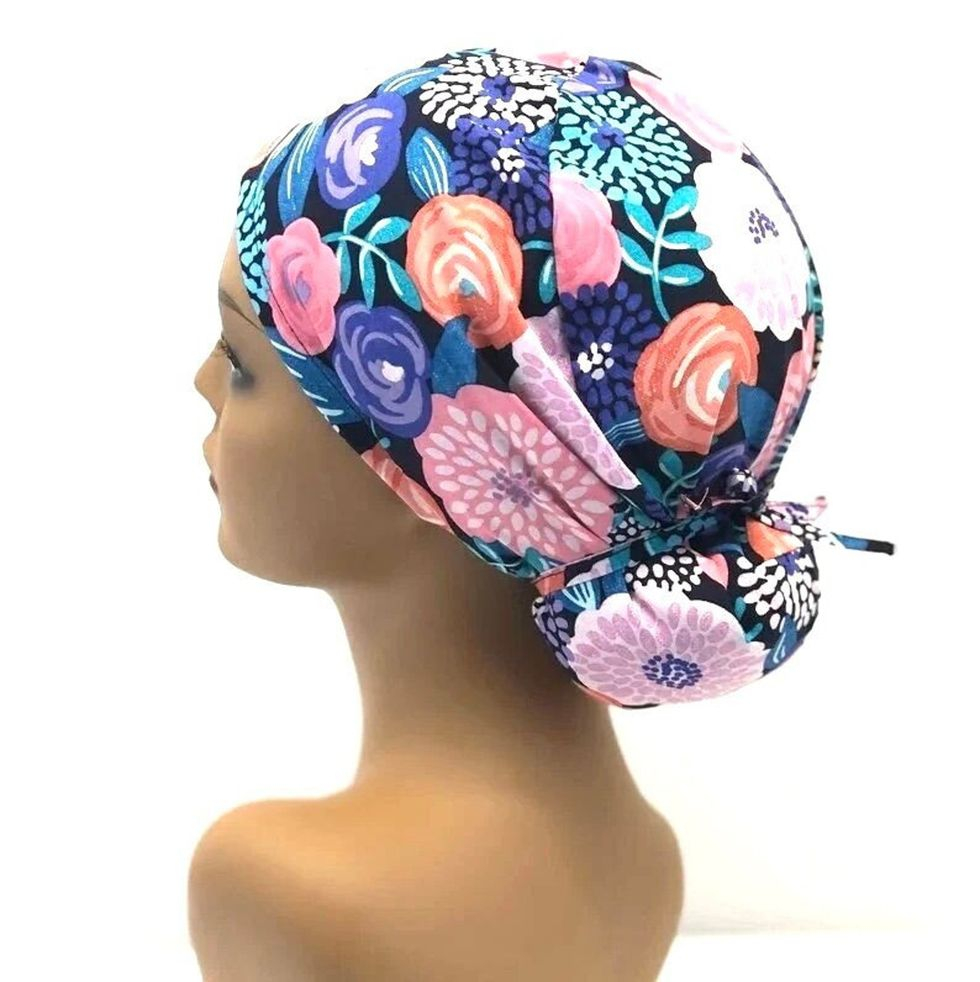 Nếu bạn ưu tiên một chiếc mũ tốt cho tóc và giúp tóc chắc khỏe hơn thì mẫu mũ trùm tóc với thiết kế như một chiếc mũ xuất hiện trong các Spa đến từ hãng MedScrub Studio Ava