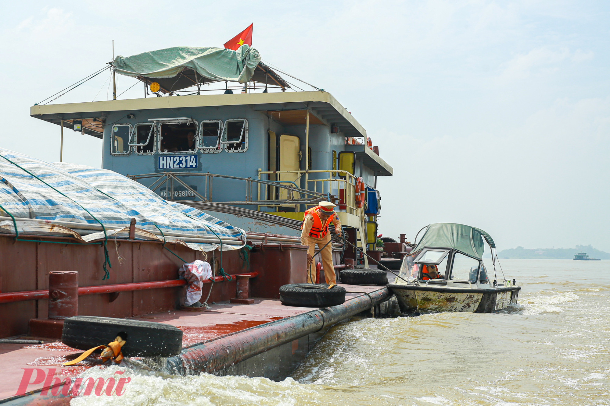 Đại Uý Đặng Anh Phong - Cán bộ Đội CSGT đường thuỷ số 2 cho biết, Hiện tại đang là giai đoạn cuối mùa khô nên mực nước trên sông xuống thấp, Cảnh sát giao thông đường thủy đã lưu ý người tham gia giao thông về vấn đề luồng lạch và phát tờ rơi hướng dẫn lưu thông đường thủy an toàn trong mùa mưa lũ sắp tới cho người dân