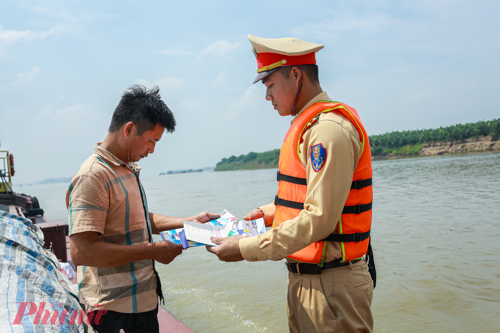 Với phương châm phòng ngừa là chính, lực lượng CSGT đường thủy đã yêu cầu các chủ đò, phà ký cam kết chấp hành đảm bảo trật tự an toàn giao thông, đồng thời tuyên truyền phổ biến cụ thể về các quy định của pháp luật, các hành vi cấm khi tham gia giao thông đường thủy, các biện pháp phòng chống đuối nước; trang bị, đảm bảo các thiết bị cần thiết như phao cứu sinh, áo phao để phòng các tình huống xấu có thể xảy ra; nhắc nhở, đôn đốc các bến cảng, bến thủy nội địa duy trì trạng thái hoạt động an toàn của bến cảng.