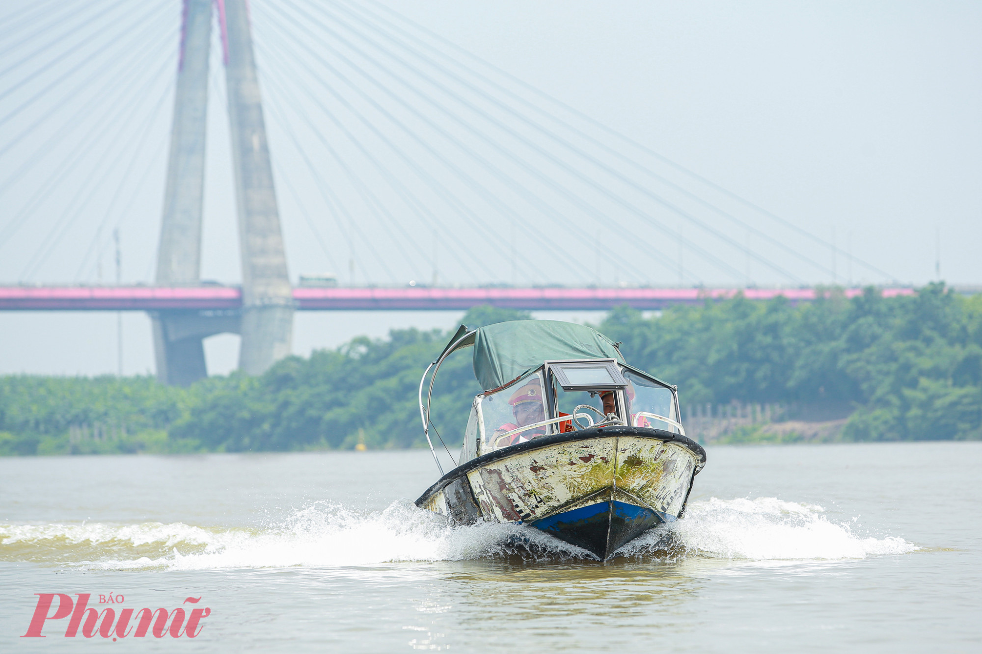 Nhiều ngày qua, địa bàn thành phố Hà Nội xuất hiện mưa giông, kèm theo lũ tiểu mãn bắt đầu từ thượng nguồn đổ về nên mực nước trên các tuyến sông dâng cao.