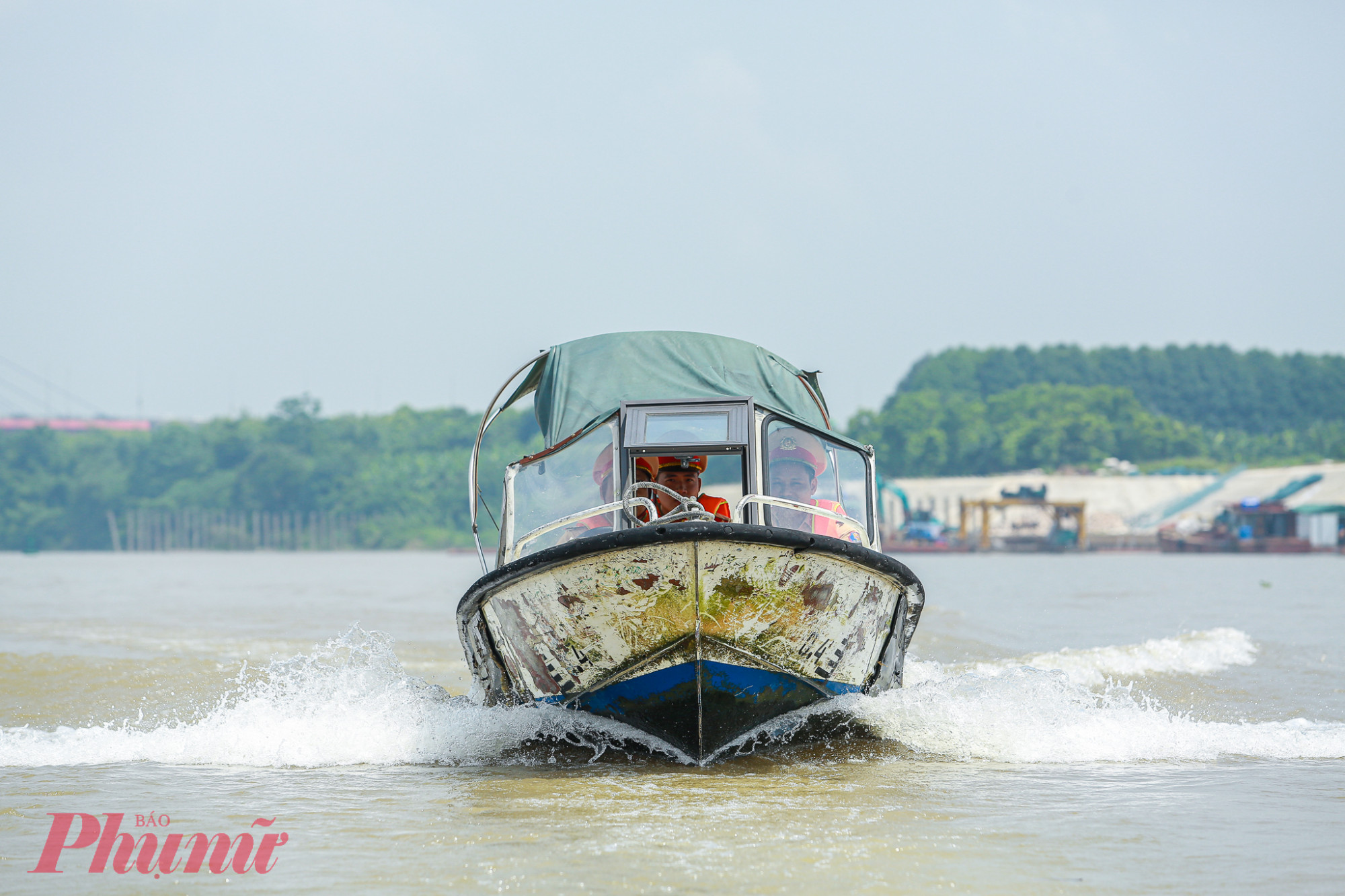 Theo Đại diện chỉ huy đội CSGT đường thủy số 2 cho biết, mùa mưa bão sắp tới, Đội sẽ tăng cường công tác tuần tra, kiểm soát để tuyên truyền, nhắc nhở người dân cũng như kịp thời xử lý các trường hợp cố tình vi phạm.