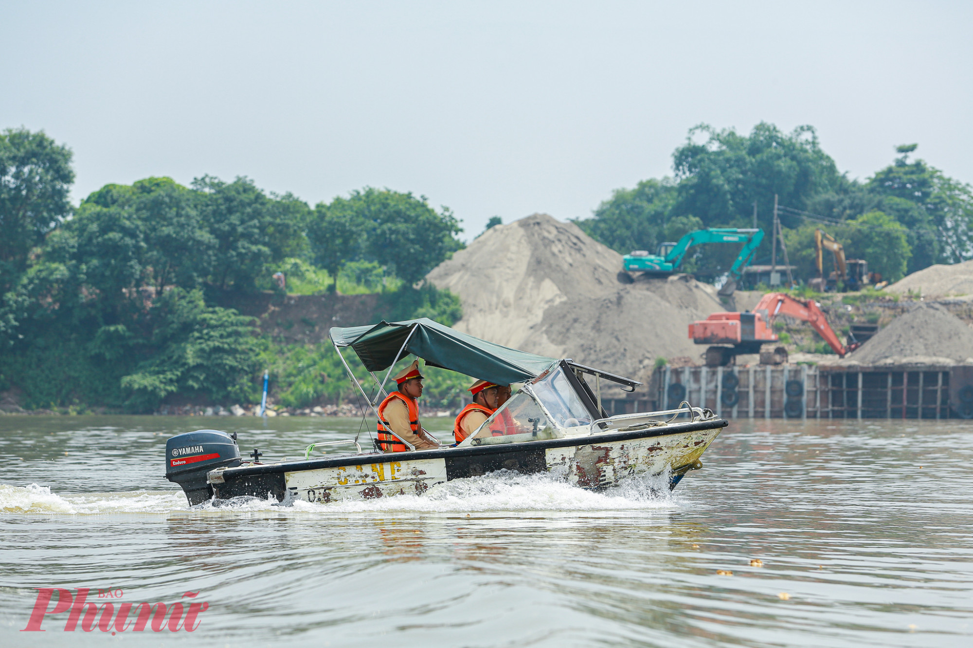 Để đảm bảo an toàn giao thông đường thuỷ, các Đội Cảnh sát giao thông đường thuỷ phụ trách tuyến sông chủ động trong công tác tuần tra, phòng ngừa cùng tuyên truyền các tàu thuyền, bến phà, người dân sinh sống tại khu vực,... 