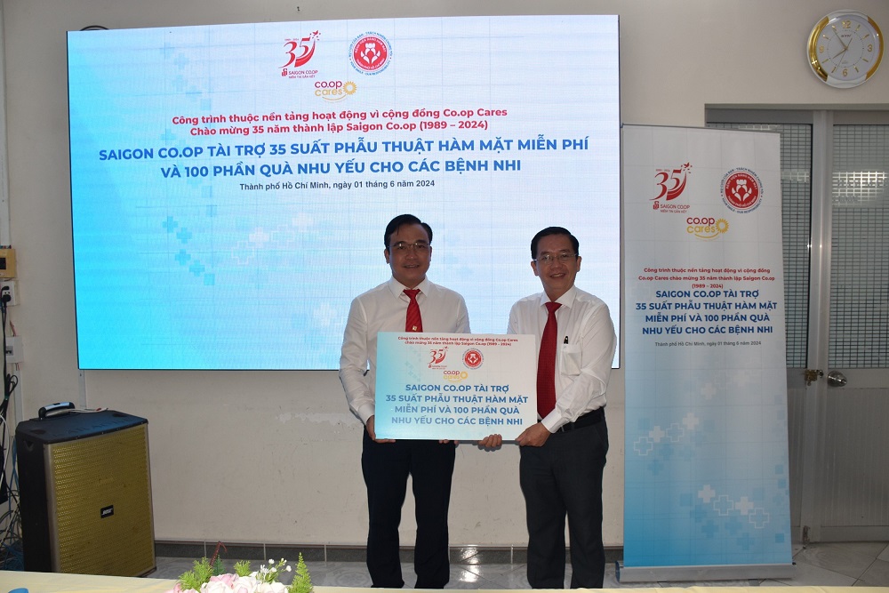 Ông Nguyễn Ngọc Thắng - Giám đốc Khối vận hành hoạt động Co.opmart - trao tặng biểu trưng cho đại diện Bệnh viện Răng Hàm Mặt TPHCM - Ảnh: Saigon Co.op