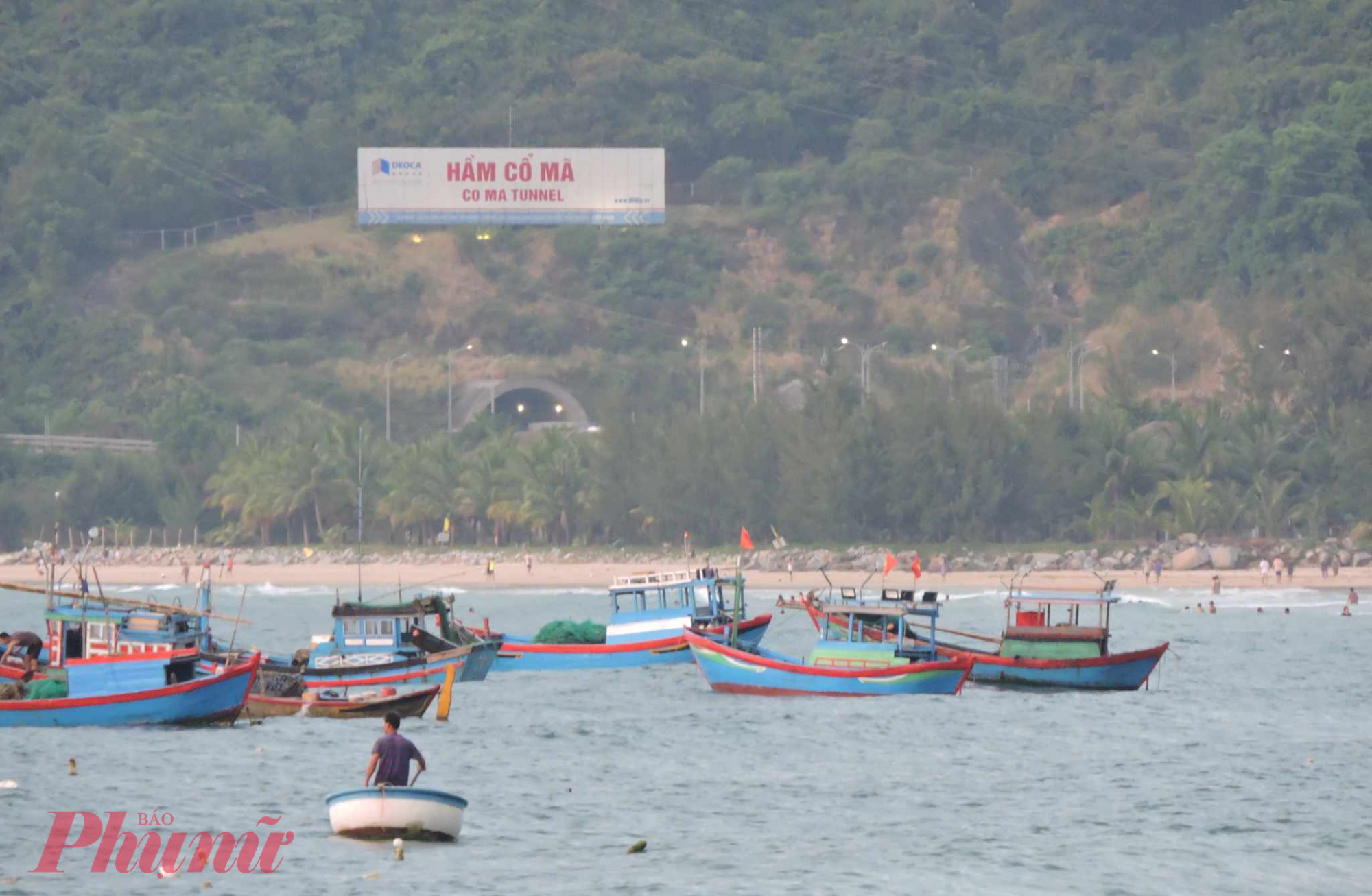 Ở phía Bắc làng chài Đại Lãnh hiện nay là đèo Cả, liền kề với hầm đường bộ Đèo Cả dài khoảng 4 cây số. Ở phía Nam, cách đó chừng 2 cây số là đèo Cổ Mã có quy mô nhỏ và hầm Cổ Mã chỉ khoảng 300m. Muốn đến làng chài, nếu di chuyển từ thành phố Nha Trang thì xe gắn máy và ô tô sẽ không đi qua hầm mà vòng lên đèo Cổ Mã. Ngược lại, nếu đi từ phía Phú Yên lại, các phương tiện có thể đi qua hầm Đèo Cả hoặc đường đèo đều tới được làng chài.