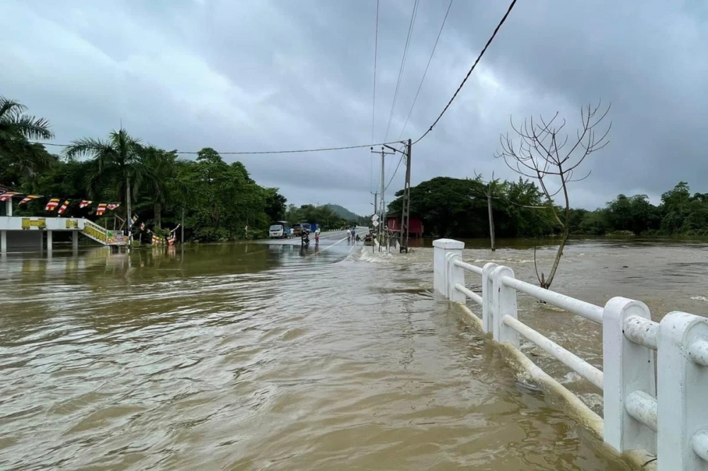 Lũ quét, lở đất và cây đổ đã giết chết ít nhất 14 người ở Sri Lanka - Ảnh: X@SriLankaTweet