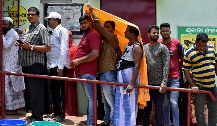Cử tri xếp hàng dài bên ngoài một điểm bỏ phiếu ở Bhubaneswar, Ấn Độ, ngày 25/5. ẢNH: REUTERS