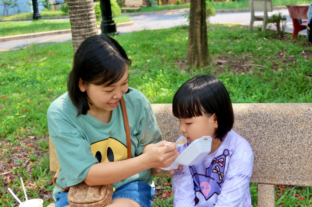 Chị Nguyễn Thanh Hương tranh thủ ngày cuối tuần để chăm sóc con, bù lại những ngày chỉ lo công việc - ẢNH: TÚ NGÂN