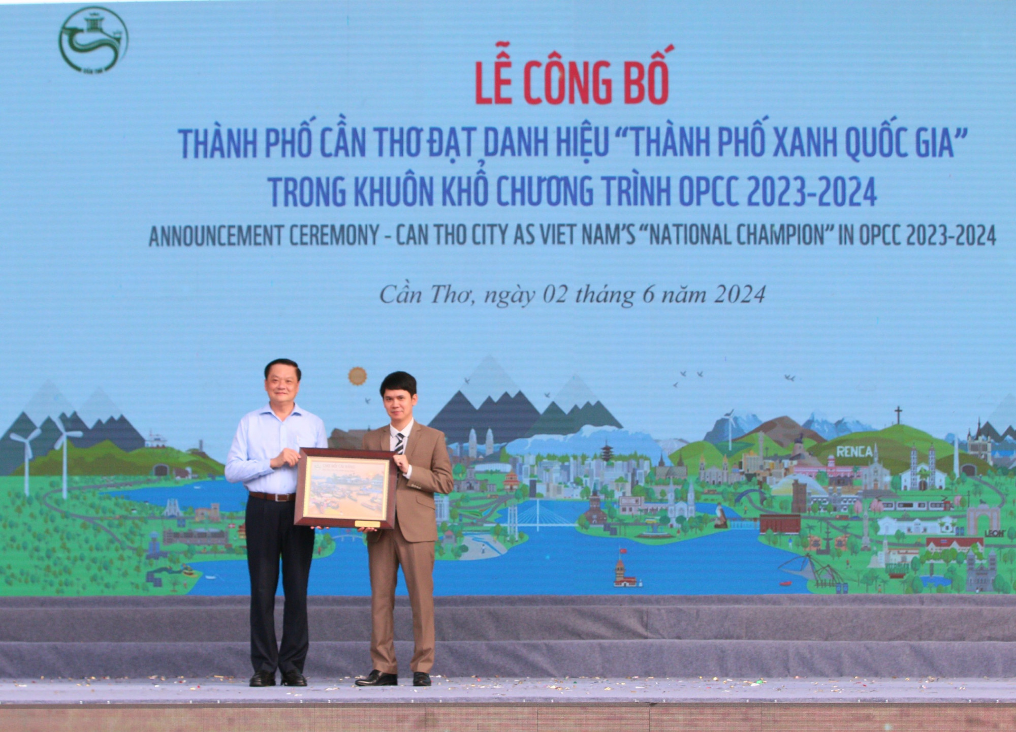 đại diện Tổ chức Quốc tế về Bảo tồn thiên nhiên tại Việt Nam đã công bố, trao tặng danh hiệu “Thành phố Xanh quốc gia năm 2024 cho TP Cần Thơ”.