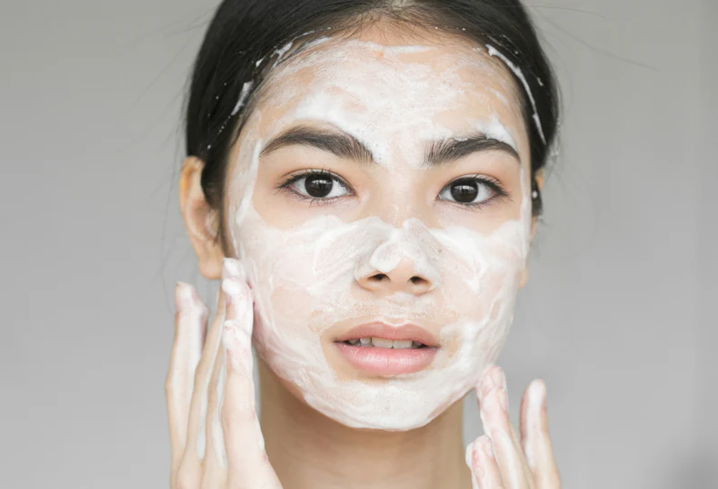 Chú ý làm sạch sâu: Làn da được làm sạch cẩn thận giúp loại bỏ sợi bã nhờn, bụi bẩn trong lỗ chân lông, ngăn ngừa hình thành mụn, hạn chế xuất hiện vết thâm trên da. Phụ nữ Nhật Bản thường làm sạch da với dầu tẩy trang rồi mới dùng sữa rửa mặt để làm sạch nhẹ nhàng, không gây kích ứng da. Khi làn da sạch, khỏe sẽ dễ hấp thụ dưỡng chất từ các sản phẩm chăm sóc tiếp theo, giúp làn da luôn tươi mới, trẻ trung.