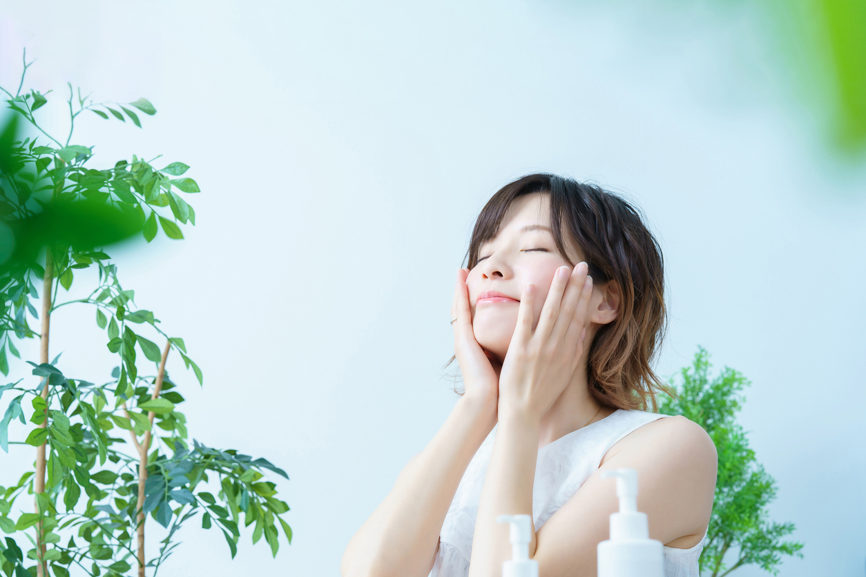 Sử dụng vitamin C: Vitamin C có tác dụng trong việc làm trắng da, ngăn ngừa vết thâm, nám, chống lão hóa da hiệu quả. Vitamin C còn là chất chống oxy hóa góp phần thúc đẩy quá trình tạo lập protein, giúp tăng khả năng đàn hồi cho da. Vitamin C cũng được biết đến với công dụng làm giảm các tác động của tia UV lên bề mặt da, giúp da mịn màng hơn. Phụ nữ Nhật Bản ưu tiên dùng mỹ phẩm chứa vitamin C vào ban ngày và tăng cường bổ sung thực phẩm giàu vitamin C như anh đào, ớt chuông, cam, cà rốt, cà chua... để giữ da trắng sáng, không tàn nhang, xóa 