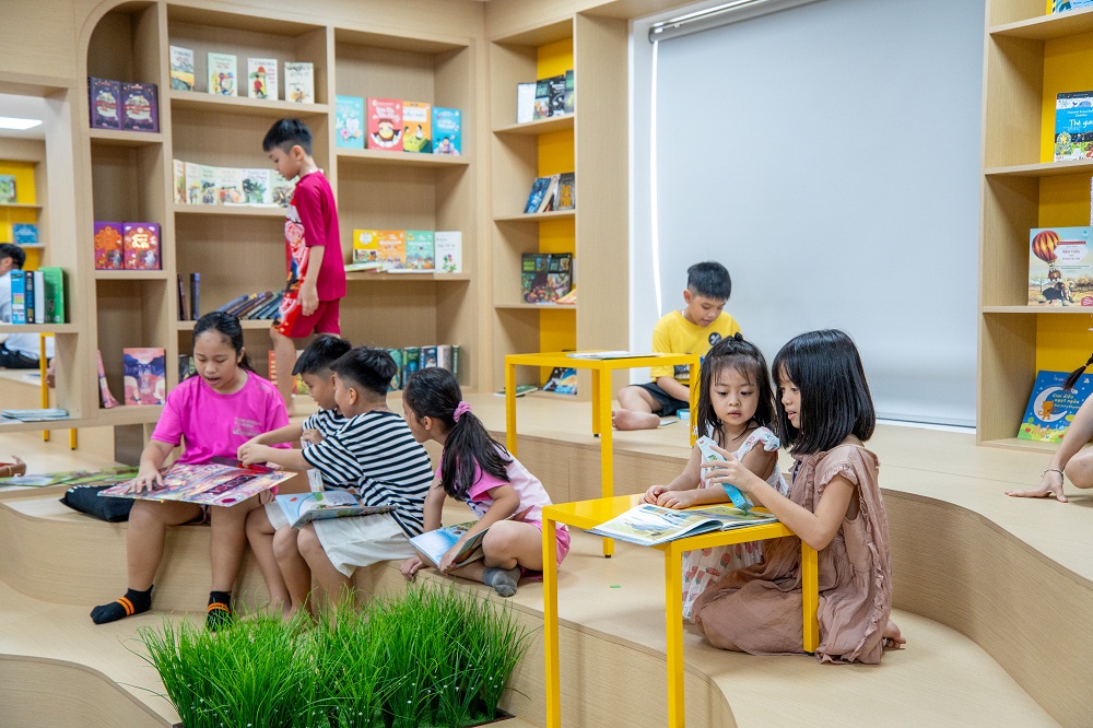 Các em học sinh tham quan và đọc sách tại thư viện Trường INschool Bến Cát - Ảnh: Kim Oanh Group