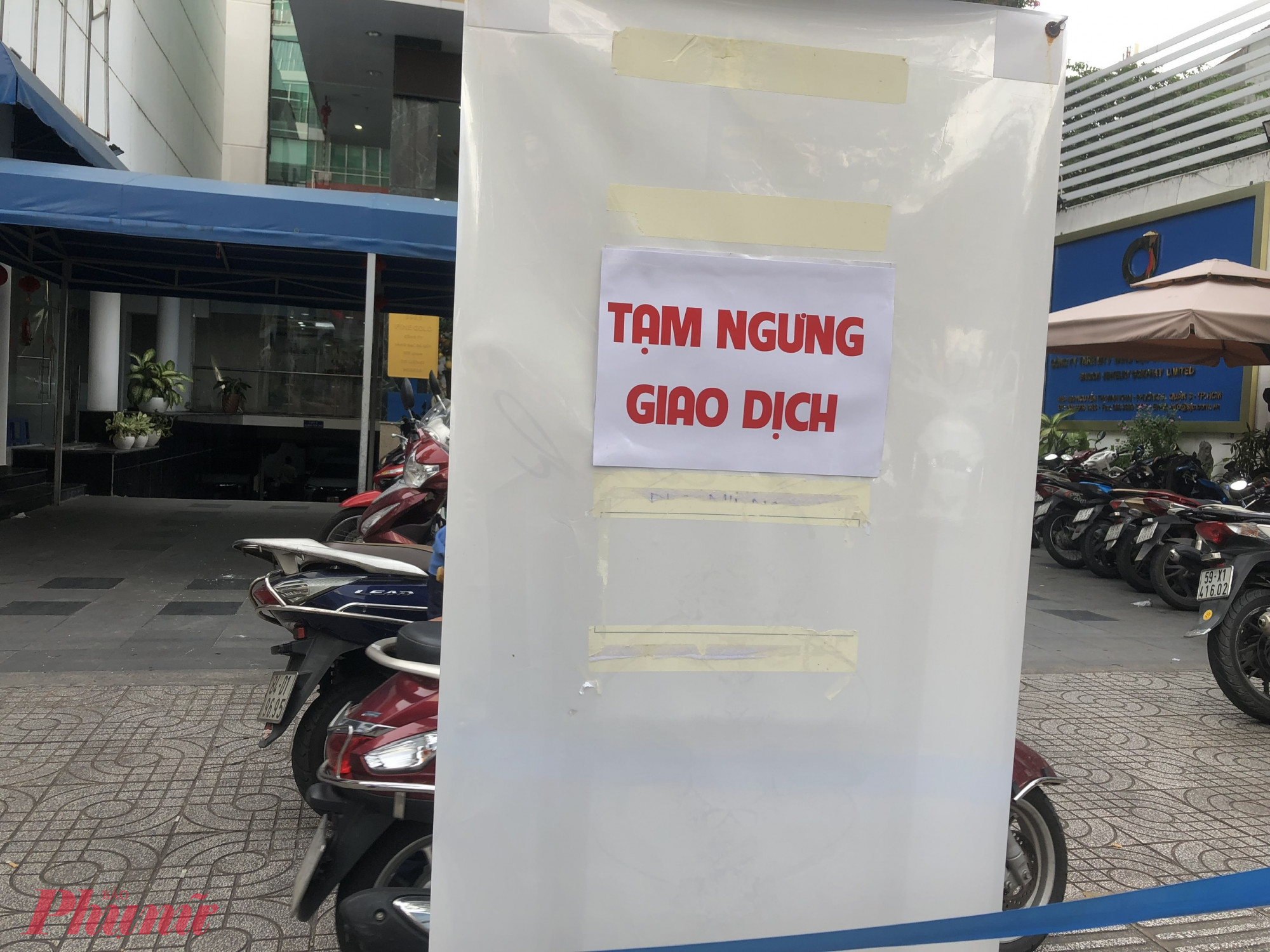 Lúc 16g30, công ty phải treo bảng tạm ngưng giao dịch. Lúc này, vẫn đông khách hàng muốn vào mua nhưng 