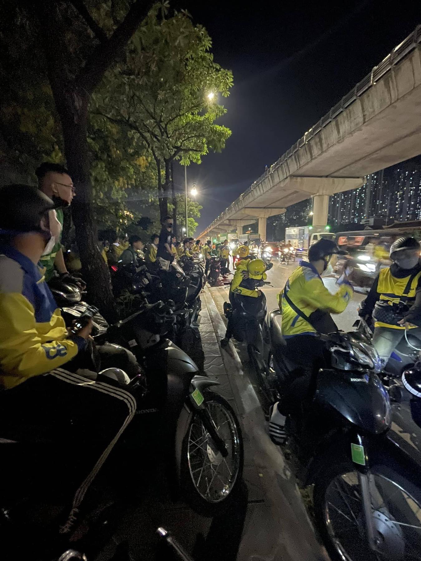 Rất đông tài xế tụ tập tại công viên hồ điều hòa phường Mai Dịch (quận Cầu Giấy) trong đêm ngày 29/5