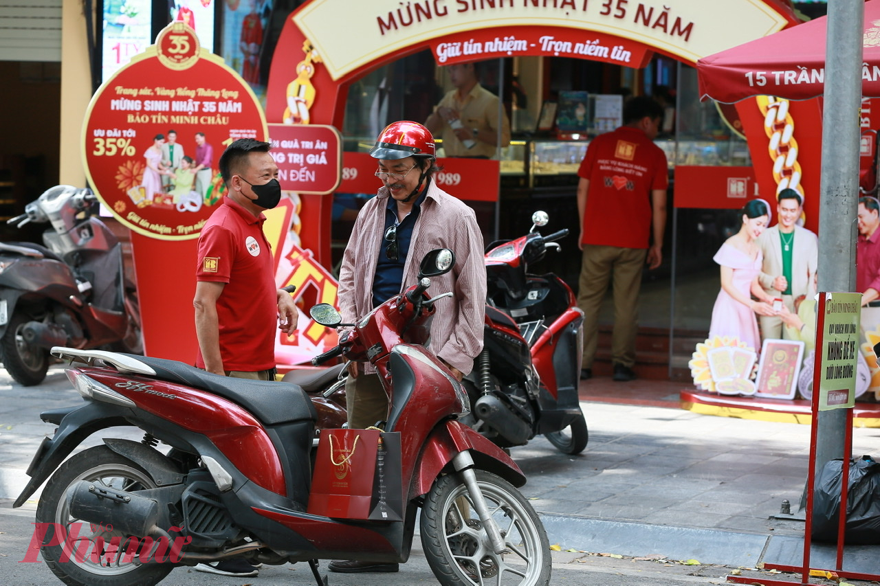 Theo ghi nhận của phóng viên, người dân tới các cửa hàng bán vàng nhiều hơn mua.