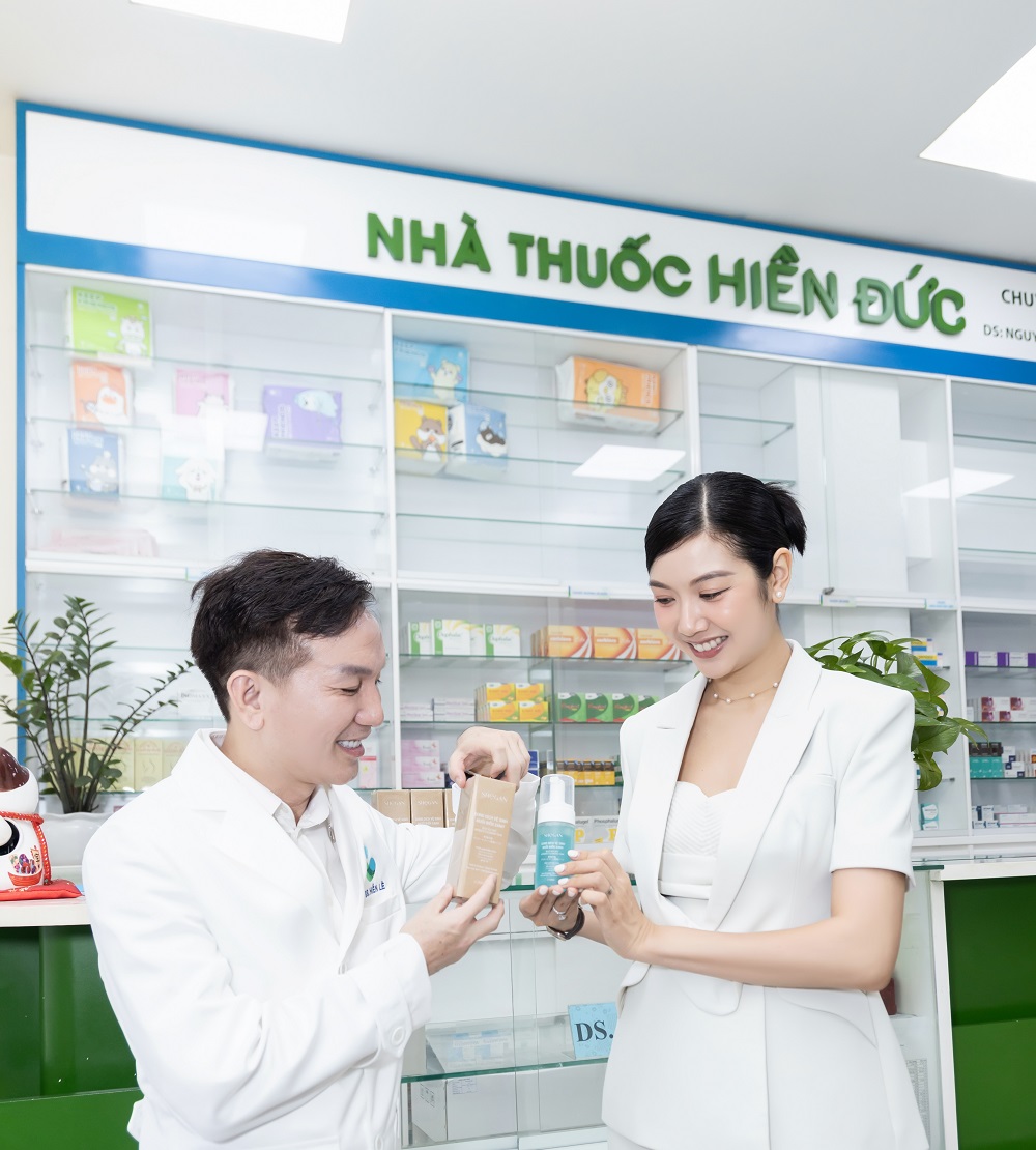 Bác sĩ Hiền cũng là người trực tiếp tư vấn, thăm khám, đỡ sinh cho nhiều nghệ sĩ nổi tiếng nên được gọi với cái tên thân thương ‘’Bác sĩ của những ngôi sao’’ - Ảnh: SHEGAN