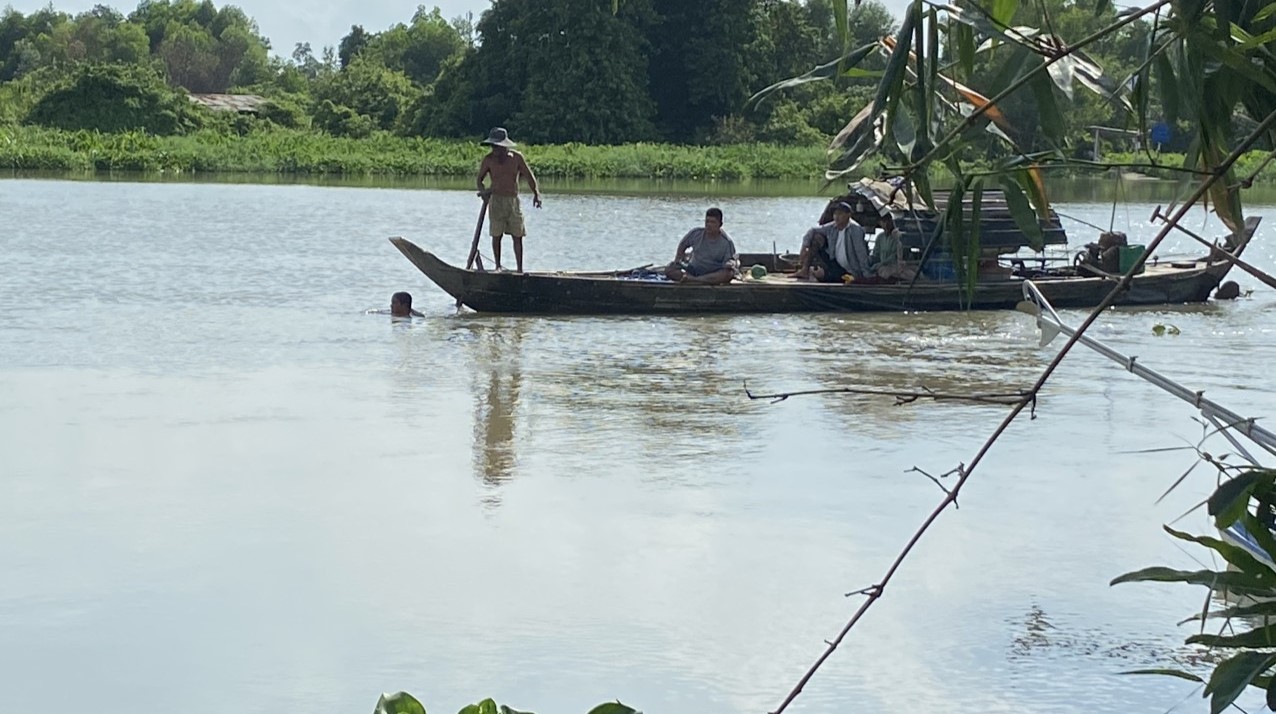 Người dân phối hợp cùng lực lượng chức năng tìm kiếm ba bé gái. Ảnh: TT