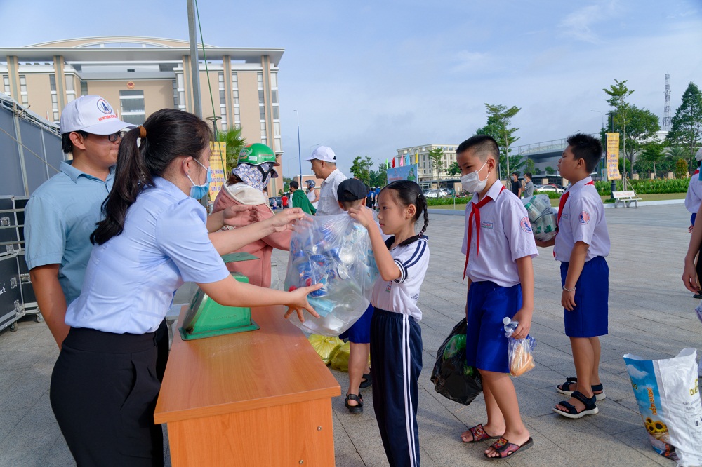 “Đổi chất thải nhận quà thú vị” là một trong những hoạt động hè có ý nghĩa để nâng cao kiến thức bảo vệ môi trường cho trẻ em- Ảnh: FCV