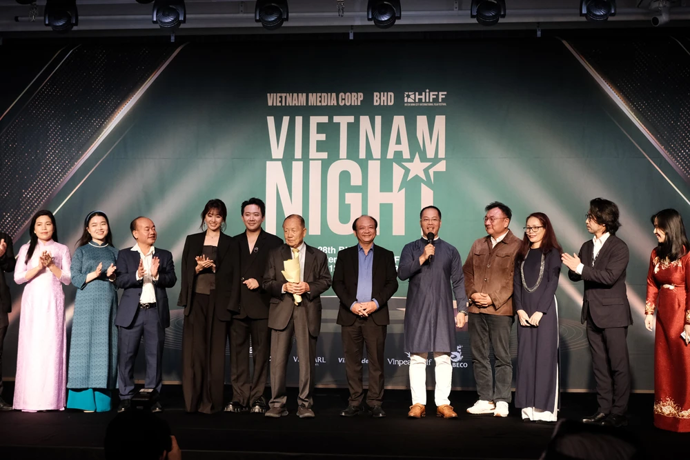 Các nghệ sĩ, đạo diễn, nhà sản xuất Việt Nam trong sự kiện Đêm Việt Nam tại LHP Quốc tế Busan 2023
