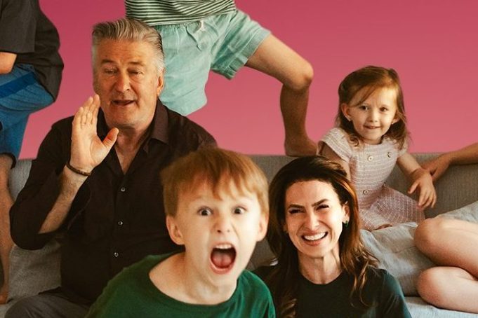 Cảnh trong clip trên Instagram của Alec Baldwin giới thiệu về chương trình truyền hình thực tế mới cả nhà sắp tham gia