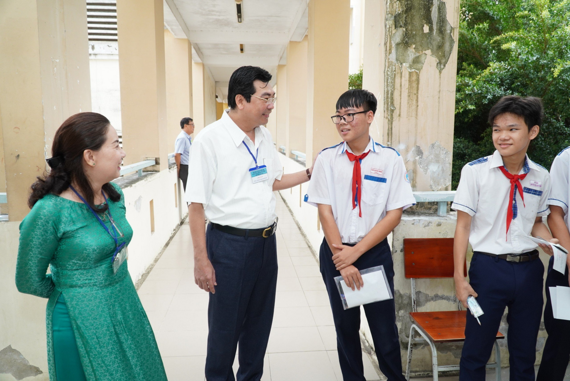 Ông Trần Thanh Bình - Giám đốc Sở GD- ĐT TP Cần Thơ động viên cán bộ làm công tác thi tại Trường THPT Bùi Hữu Nghĩa.