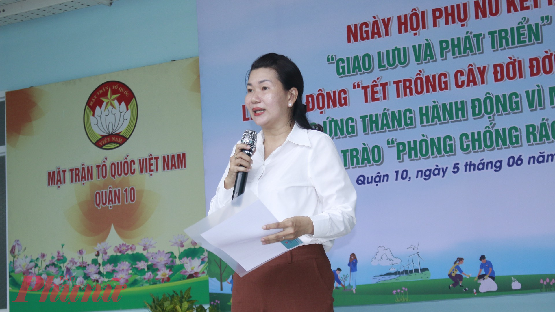 Bà Lê Thị Thu Hồng - Chủ tịch Hội LHPN quận 10 - cho biết: Ngày hội hôm nay nhằm tạo điều kiện cho hội viên, phụ nữ khởi nghiệp, chuyển đổi nghề tham gia các hoạt động giao lưu, kết nối, giao thương với các Doanh nghiệp trên địa bàn giới thiệu các sản phẩm hàng Việt Nam chất lượng an toàn phục vụ nhu cầu mua sắm tiêu dùng với giá bình ổn. Bên cạnh đó, kết nối giữa Doanh nghiệp với người tiêu dùng, giới thiệu các sản phẩm Tổ ngành nghề, sản phẩm của phụ nữ khởi nghiệp, khởi sự kinh doanh, đẩy mạnh hưởng ứng Cuộc vận động “Người Việt Nam ưu tiên dùng hàng Việt Nam”.