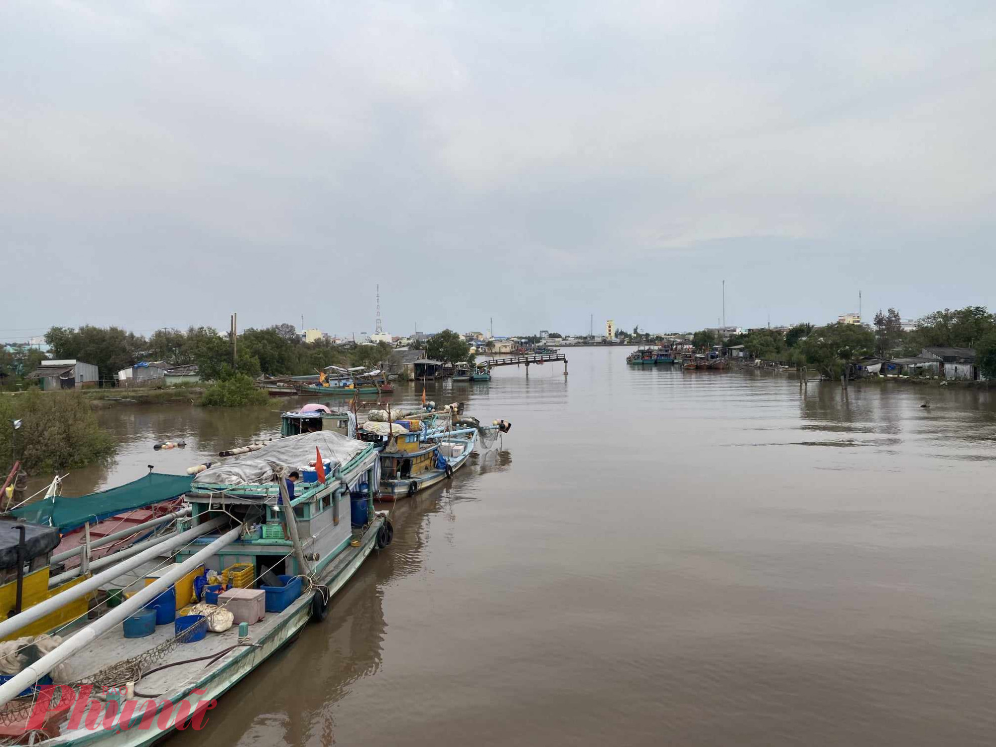 Một đoạn ngã ba sông Gành Hào ở gần cửa biển. Đây là con sông tự nhiên và cũng là một phần ranh giới hành chính giữa tỉnh Bạc Liêu và Cà Mau. Hiện có dự án xây dựng cầu thay thế chuyến phà qua sông nhưng chưa hoàn thành.