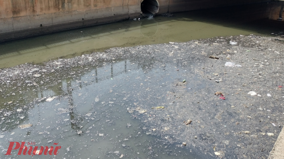 Con kênh bắt đầu có dấu hiệu tái ô nhiễm trở lại sau hơn nửa tháng UBND phường Bình Hưng Hòa ra quân dọn dẹp.