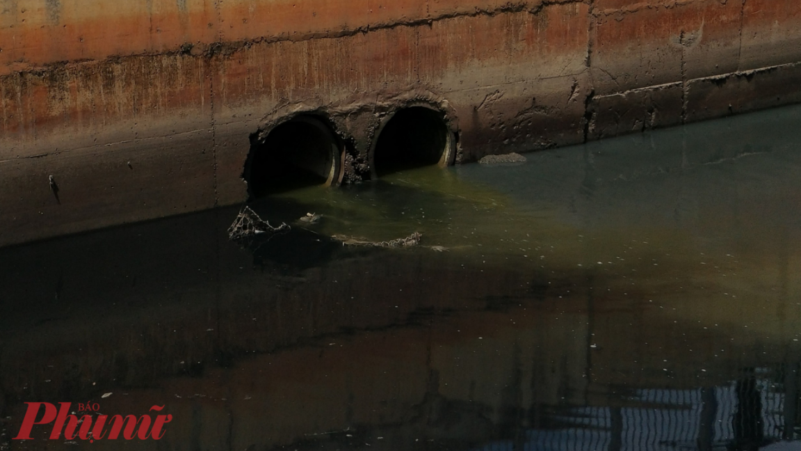 Nước thải sinh hoạt từ xung quanh trút thẳng ra kênh cũng là nguyên nhân khiến nước bị ô nhiễm, bốc mùi.  