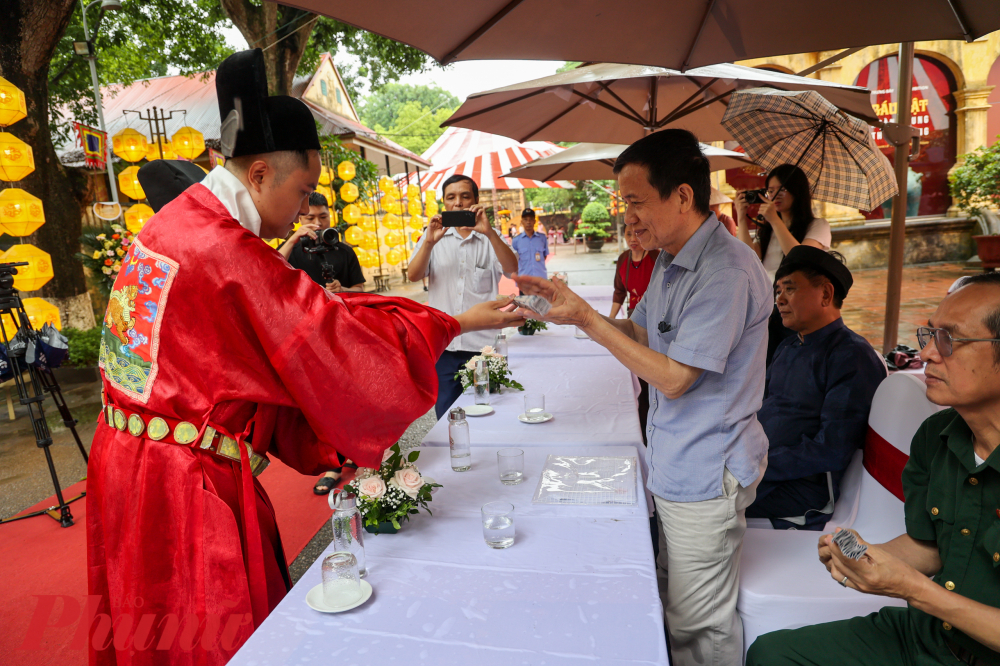 Thực hiện nghi lễ 'ban' quạt tới các đại biểu tham gia chương trình. Đây là những nghi lễ mang tính cung đình được thực hiện dưới triều Lê Trung hưng.