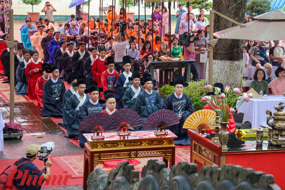 Nhằm bảo tồn, tôn vinh văn hóa của dân tộc và phát huy giá trị văn hóa cung đình Thăng Long, sáng 6/6, Trung tâm Bảo tồn Di sản Thăng Long-Hà Nội tổ chức 'Tết Đoan Ngọ Thăng Long xưa'.