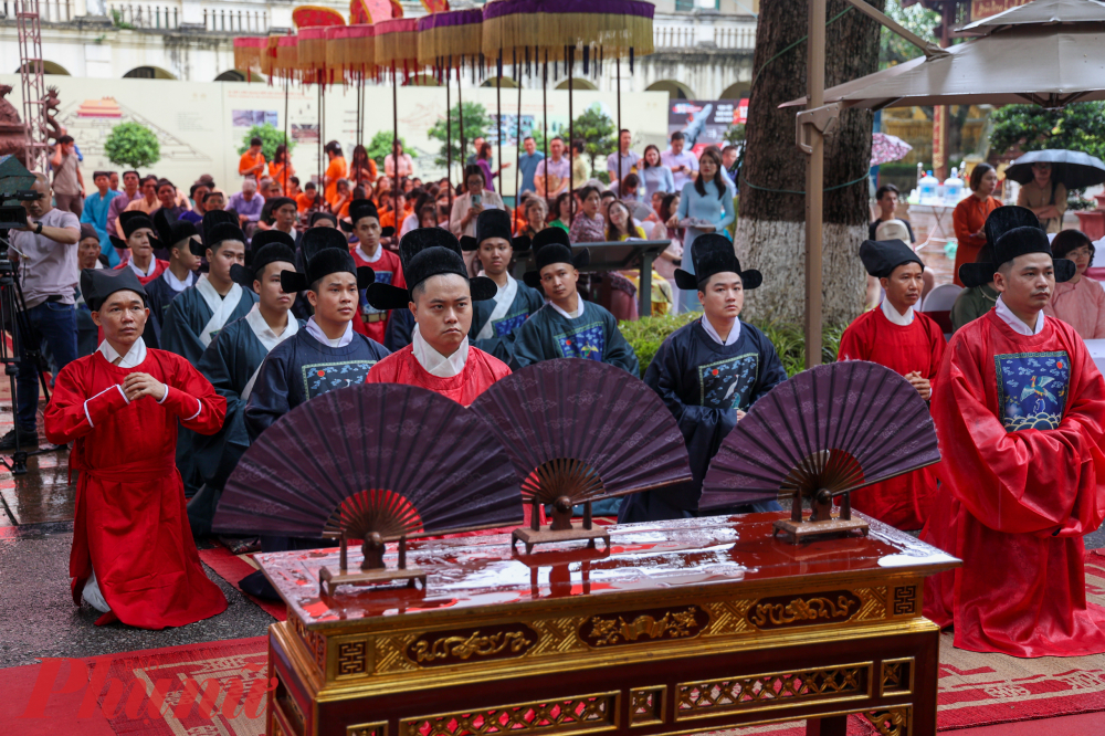 Nghi lễ dâng hương, tế lễ lên các vị tiên đế và nghi lễ ban quạt.