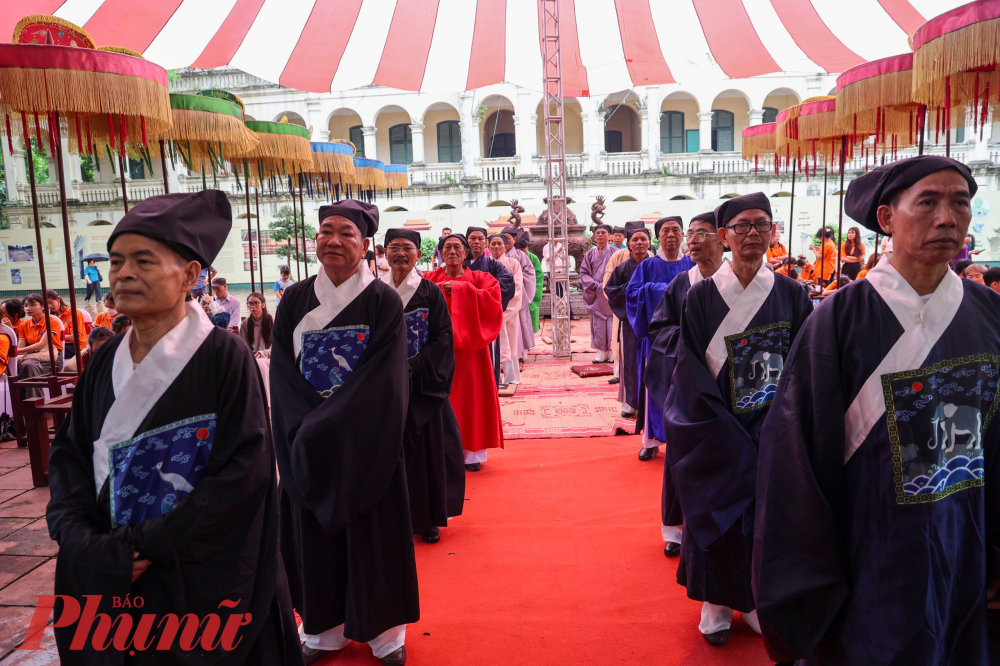 Tết Đoan Ngọ trong cung đình và ngoài dân gian có những lễ nghi, phong tục khác nhau nhưng đều là dịp để con cháu tìm về nguồn cội, nhớ ơn công đức tổ tiên.