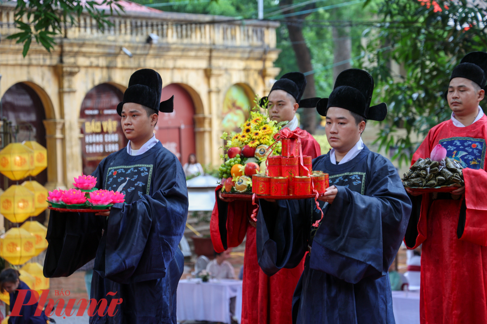 Trong cung đình, Tết Đoan ngọ là lễ thường triều, nhà vua chịu mệnh trời thực hiện một số nghi lễ như cúng tế các tiên đế, báo hiếu bậc sinh thành, ban yến và ban quạt cho văn võ bá quan, với mong ước ban phúc lành, ban sức khỏe, bình an cho muôn nhà.