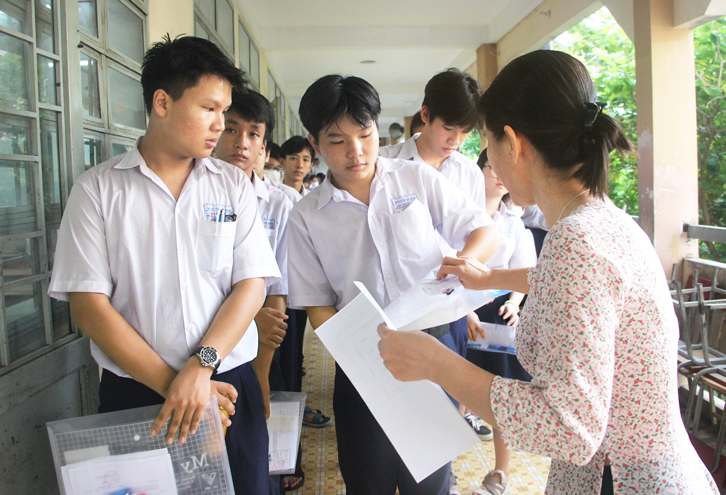 Đề văn năm nay đề cao  tình yêu biển đảo quê hương, gia đình (ảnh chụp tại  điểm thi Trường THCS  Phan Bội Châu, quận 12) - ẢNH: NGUYỄN LOAN