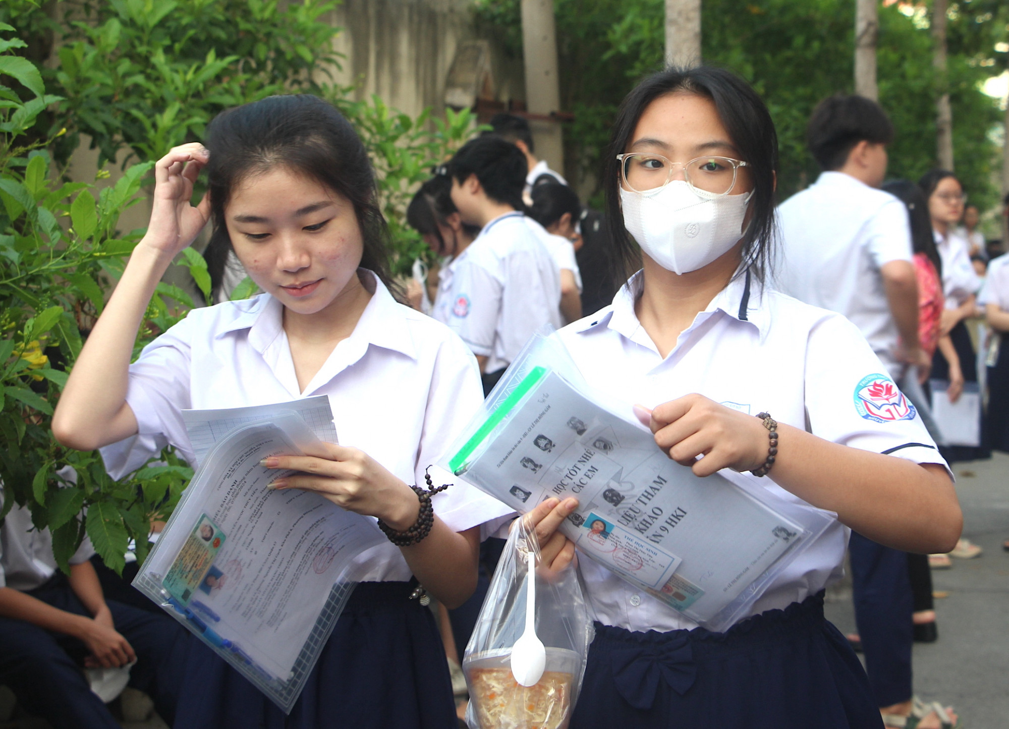 Trước khi làm bài thi, thí sinh phải ghi tên và số báo danh của mình vào đề thi, giấy thi, giấy nháp