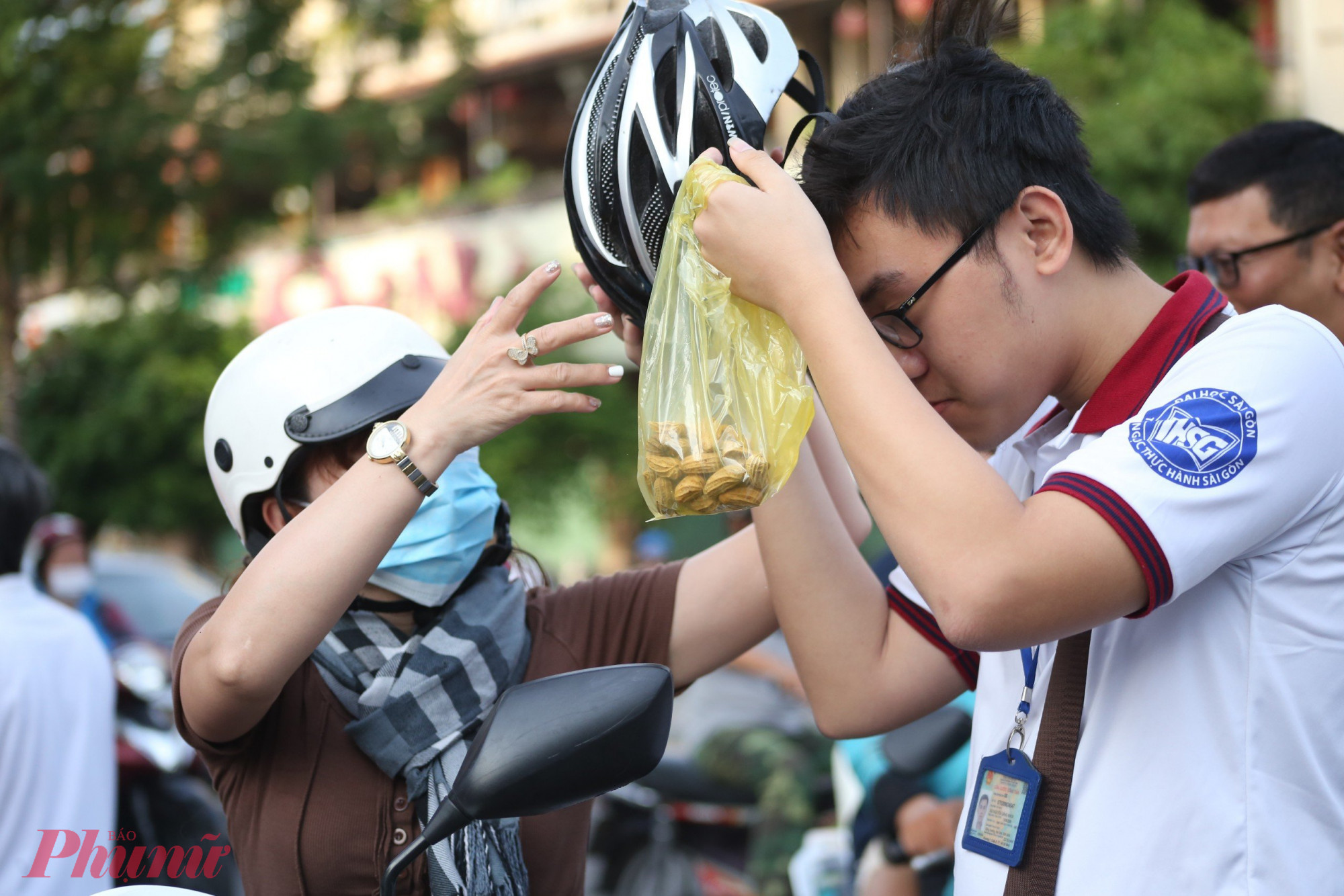 Thí sinh ăn đậu phộng trước giờ thi để mong đậu được vào trường THPT mình mong muốn