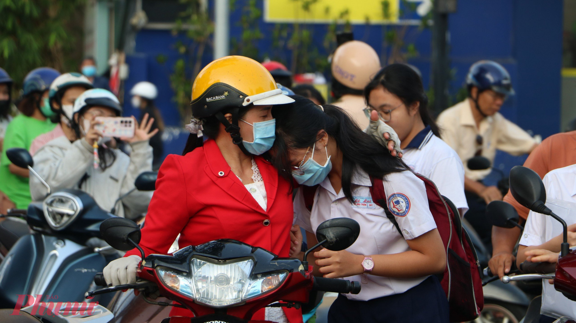 Thí sinh được ba mẹ đưa đi, động viên tâm lý trước giờ làm bài