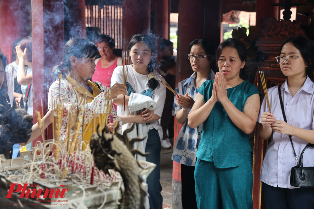 Sỹ tử và người nhà thường tìm tới Văn Miếu - Quốc Tử Giám dâng lễ để xin may mắn, thi cử thuận lợi.